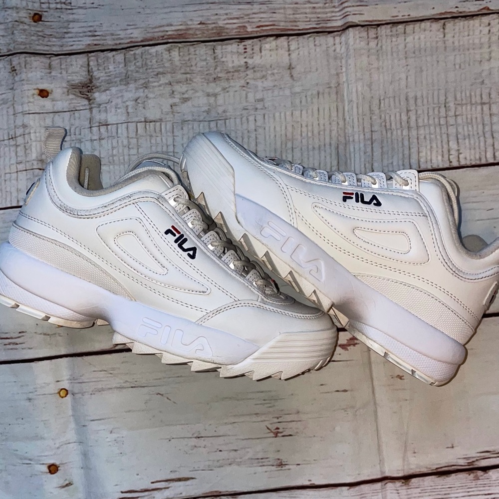 Fila Disruptor 2 Premium white athletic sneakers Big Kids size 5 1/2